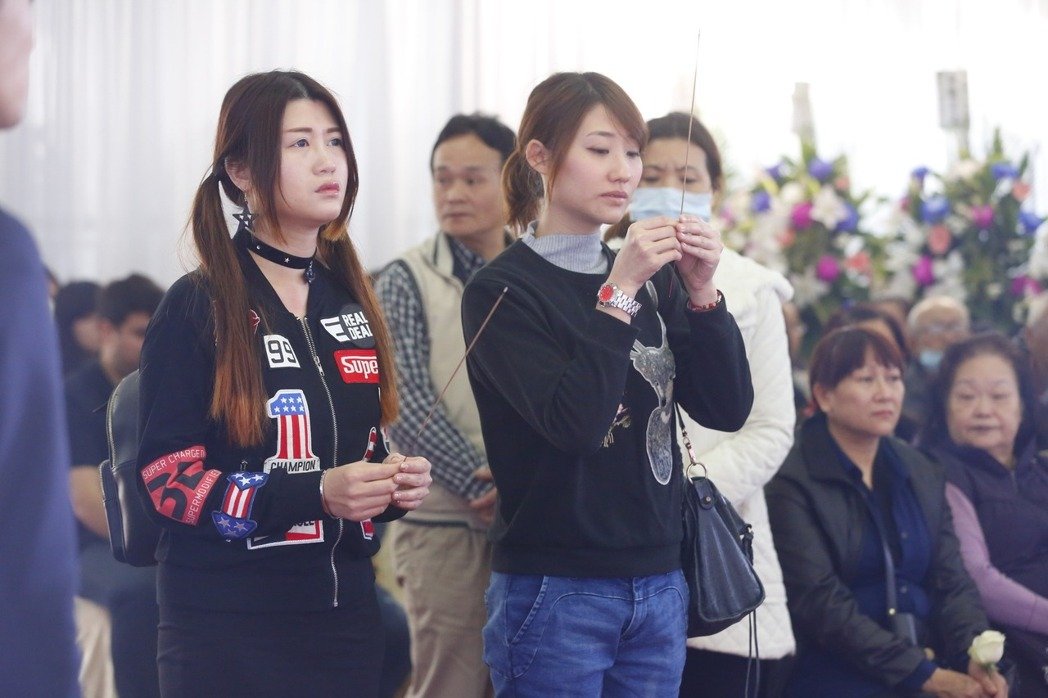 臺(tái)游覽車事故追悼會(huì)舉行 家屬指控旅行社承諾跳票 臺(tái)游覽車事故追悼會(huì)舉行 家屬指控旅行社承諾跳票