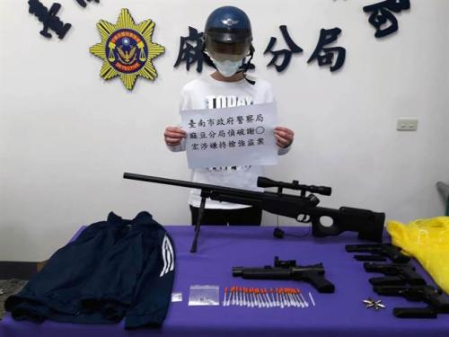 �x�����ӳ�ģ�͘�27���峿�Ⱥ󵽃ɼҳ��Г��٣�����2500Ԫ(���_(t��i)��)���d��Ů��ȥ�I(m��i)��������������r�󣬲���2С�r(sh��)�͌��˴���������һ����@��Ʒͨ������Ů�����DƬ��(l��i)Դ���_(t��i)���Еr(sh��)��ӈ�(b��o)���zӰ���f(w��n)������