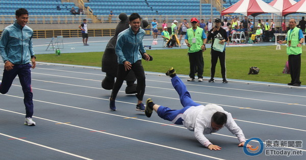 臺網(wǎng)友神創(chuàng)“柯P跌倒產(chǎn)生器”小編也跟著笑彎了腰(圖) 臺網(wǎng)友神創(chuàng)“柯P跌倒產(chǎn)生器”小編也跟著笑彎了腰(圖)