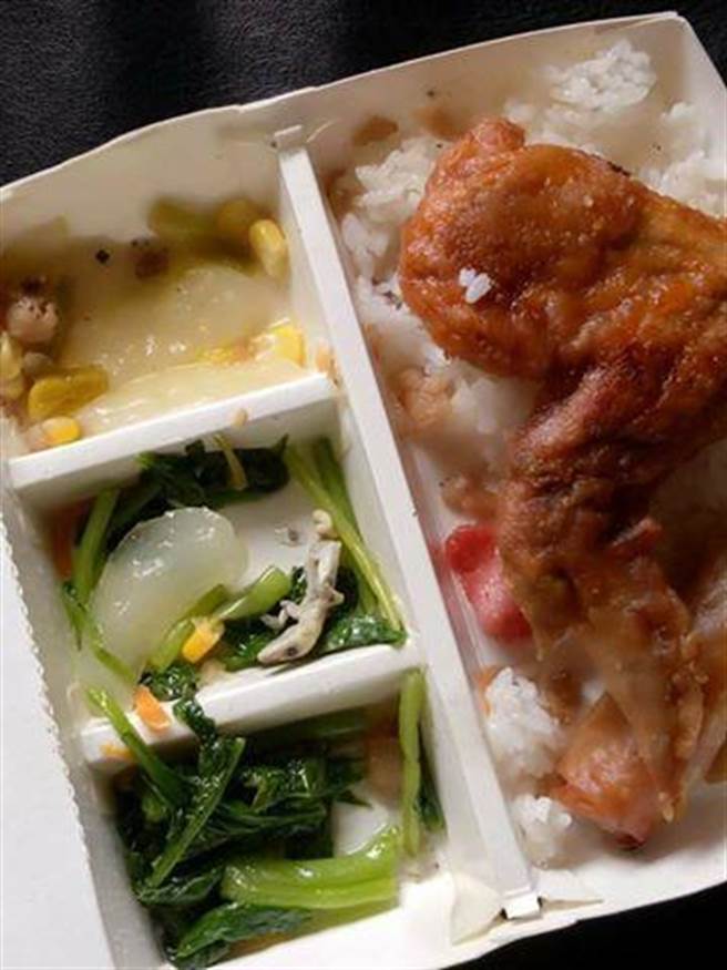 外賣驚現(xiàn)半只壁虎 網(wǎng)友:要燒了便當(dāng)?shù)? style= 外賣驚現(xiàn)半只壁虎 網(wǎng)友:要燒了便當(dāng)?shù)? oldsrc=