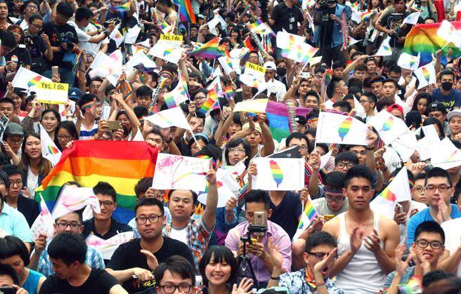 臺(tái)灣行政部門敲定:同性戀者訂婚年齡17歲 結(jié)婚18歲 臺(tái)灣行政部門敲定:同性戀者訂婚年齡17歲 結(jié)婚18歲