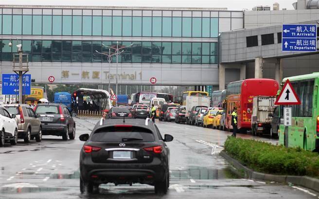 28輛游覽車包圍桃園機(jī)場抗議蔡當(dāng)局 28輛游覽車包圍桃園機(jī)場抗議蔡當(dāng)局