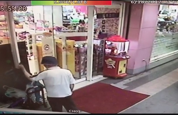 臺(tái)灣老人隨手用破傘換別人好傘 引網(wǎng)友共憤(圖) 臺(tái)灣老人隨手用破傘換別人好傘 引網(wǎng)友共憤(圖)