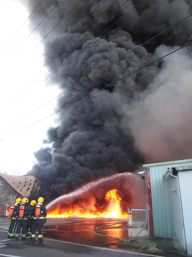 臺灣屏東一工廠發(fā)生火災 濃煙直沖天際高雄亦可見 臺灣屏東一工廠發(fā)生火災 濃煙直沖天際高雄亦可見
