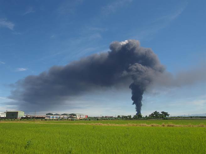 臺灣屏東一工廠發(fā)生火災 濃煙直沖天際高雄亦可見 臺灣屏東一工廠發(fā)生火災 濃煙直沖天際高雄亦可見