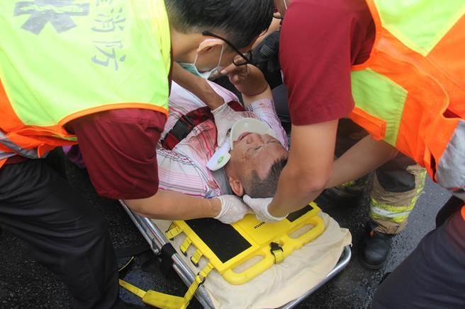 一輛越南團(tuán)游覽車在臺發(fā)生追撞事故 12人送醫(yī) 一輛越南團(tuán)游覽車在臺發(fā)生追撞事故 12人送醫(yī)