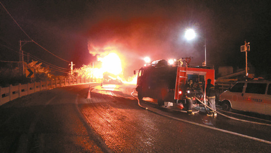 臺(tái)灣軍方地下油管被刨路挖斷火勢(shì)竄天十米高(圖) 臺(tái)灣軍方地下油管被刨路挖斷火勢(shì)竄天十米高(圖)