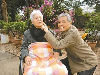 老翁陪妻子養(yǎng)病不離不棄 稱“現(xiàn)在換我照顧她”(圖) 老翁陪妻子養(yǎng)病不離不棄 稱“現(xiàn)在換我照顧她”(圖)