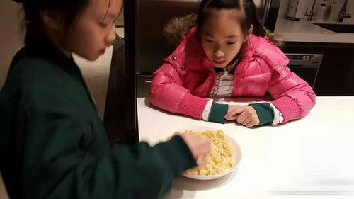 小S下廚做炒飯獲女兒捧場(chǎng):像鼓勵(lì)戒酒的人(圖) 小S下廚做炒飯獲女兒捧場(chǎng):像鼓勵(lì)戒酒的人(圖)