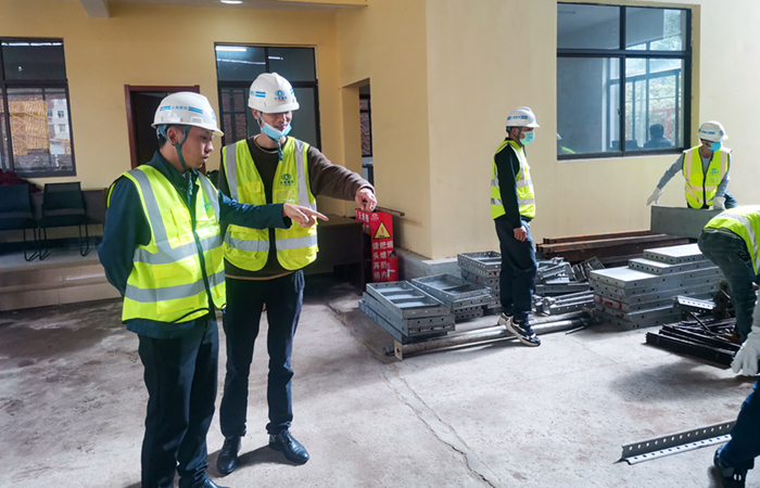 1653617713689922.jpg (小圖)公司副總楊永檢查指導(dǎo)鋁模拼裝情況1.jpg