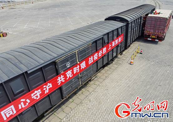 【組圖】“守滬者聯(lián)盟”丨山東煙臺(tái):公路轉(zhuǎn)鐵路 100噸蘋果馳援上海