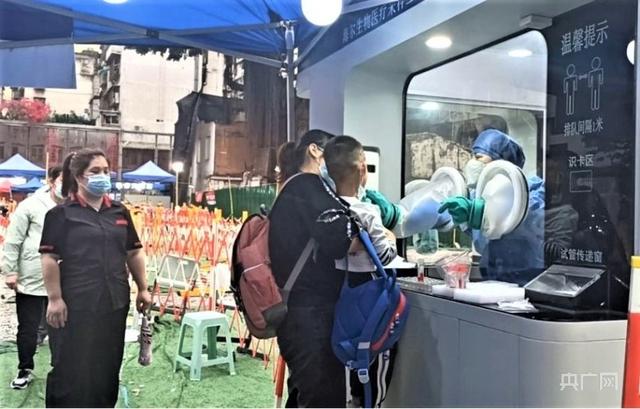 現(xiàn)場直擊|央廣網(wǎng)記者探訪福州核酸采樣工作站新設(shè)備