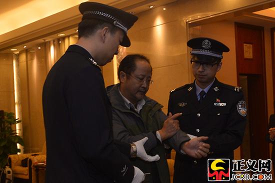 紅通10號嫌犯裴健強被抓 藏身幾內(nèi)亞開洗浴中心 紅通10號嫌犯裴健強被抓 藏身幾內(nèi)亞開洗浴中心