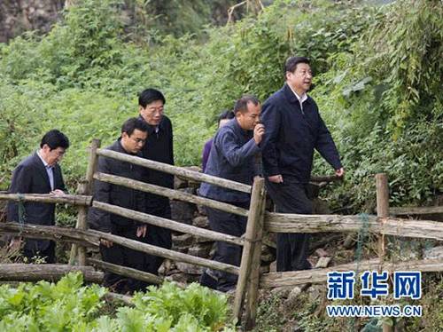 2013��11��3����5�գ���(x��)��ƽ�ں��Ͽ������@��3�����磬��(x��)��ƽ���������������������ݻ�ԫ�h�ű��l(xi��ng)ʮ�˶��忴���l(xi��ng)�H���{(di��o)�з�ؚ�_�l(f��)���������A��ӛ�����ϔz