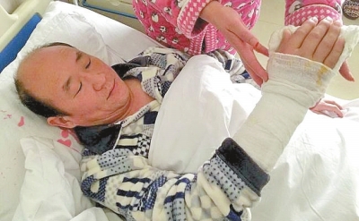 4人當(dāng)街小便將制止者打骨折 叫囂“我未成年” 4人當(dāng)街小便將制止者打骨折 叫囂“我未成年”