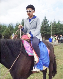 1��29�գ����������f(xi��)���ö��Ε��h�_Ļ���ڕ����ϣ�һλ�������������t�I(l��ng)�������������˸�����P(gu��n)ע���@λ����������������һ��14�q�ĳ����W(xu��)�����˴������������������������ϯ���f(xi��)���h�����ڈF(tu��n)��ί�����ˆT���ܱ��������ӛ�߲��L�r��ʾ��������ϯ�ˆT��������Ҫ���� ���h��(n��i)���������c��ʽ�ĕ��h���̡�֮�������]��������������탞(y��u)�㡣