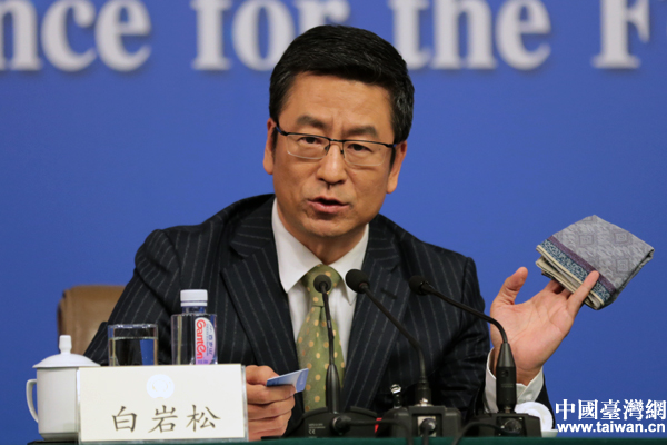 政協(xié)委員白巖松展示“綠色”道具:手絹和地鐵卡 政協(xié)委員白巖松展示“綠色”道具:手絹和地鐵卡