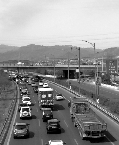 北京小長假首日高速擁堵 京藏高速暴堵近12小時 北京小長假首日高速擁堵 京藏高速暴堵近12小時