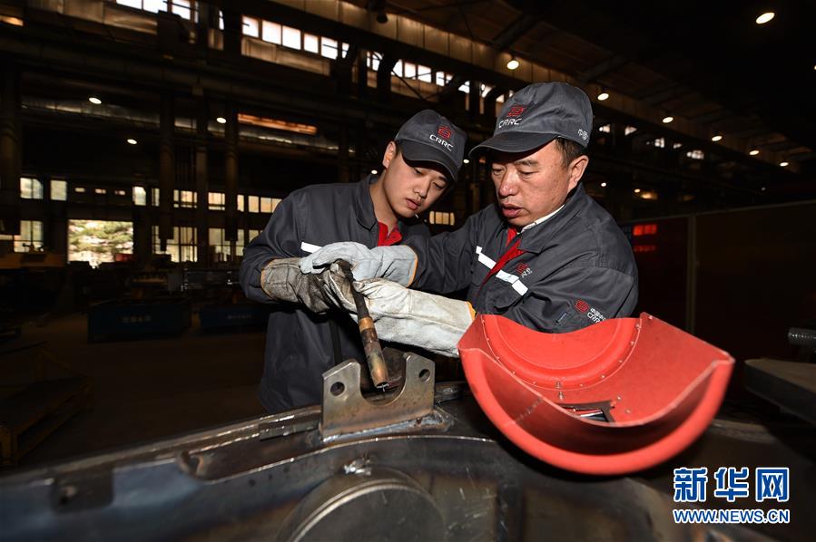 “工人院士”李萬君:大國工匠為中國夢提速 “工人院士”李萬君:大國工匠為中國夢提速