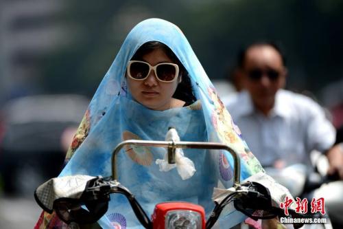 7��26�գ����ݸߜ؁��u���񱊡�ȫ�����b�����С���(d��ng)���������К����_�l(f��)���ߜس�ɫ�A(y��)����̖������ǰ�����՚ⶼ׃���˟�������(n��i)ꑵ���̩���}��ȵؘO�˸ߜس��^40�������ڸߜ���ⲻ����̫��׃�������ֹ�����������_������߀��Ҫ���_����ǰ��ĸߜؕr�γ��T�� ���|�� �z