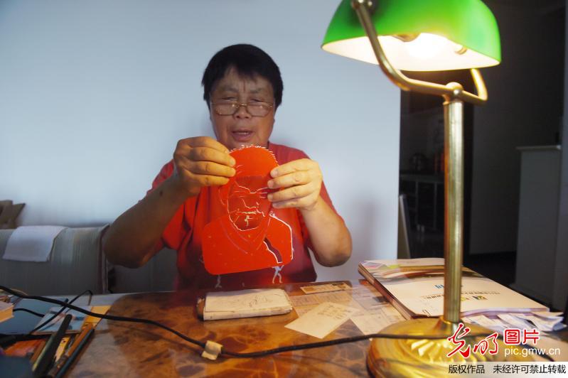 貴州:72歲老太太巧手剪出222幅奧運(yùn)冠軍像 貴州:72歲老太太巧手剪出222幅奧運(yùn)冠軍像