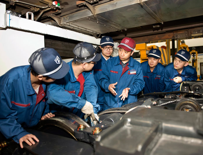 唐云鵬(左三) 資料圖