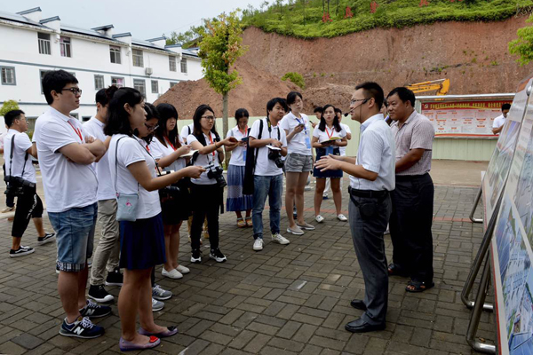 【網(wǎng)絡(luò)媒體走轉(zhuǎn)改】用腳采訪 用筆還原 網(wǎng)媒們的“表情包”