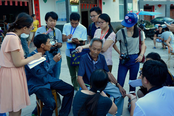 【網(wǎng)絡(luò)媒體走轉(zhuǎn)改】用腳采訪 用筆還原 網(wǎng)媒們的“表情包”