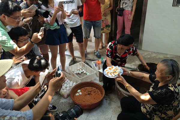 【網(wǎng)絡(luò)媒體走轉(zhuǎn)改】用腳采訪 用筆還原 網(wǎng)媒們的“表情包”