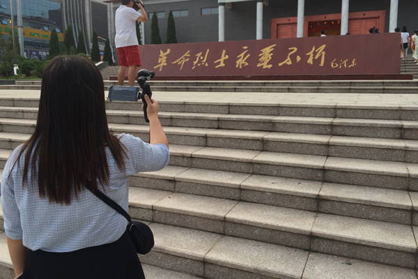 【網(wǎng)絡(luò)媒體走轉(zhuǎn)改】用腳采訪 用筆還原 網(wǎng)媒們的“表情包”