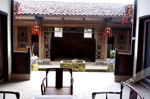 會龍莊木梁上精致的雕花 會龍莊木梁上精致的雕花