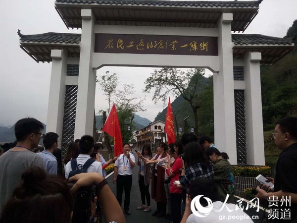 ���W(w��ng)�j(lu��)ý�w���D(zhu��n)�ġ����ܣ��F�݊�ɽ�P(gu��n)��һ�lС���پ������L����ɽ������w����