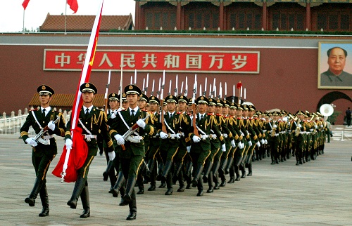 探訪天安門國旗護衛(wèi)隊:每天握啞鈴練展臂8小時 探訪天安門國旗護衛(wèi)隊:每天握啞鈴練展臂8小時