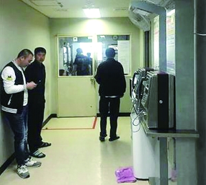 “十一”期間滯留在濟(jì)州機(jī)場(chǎng)的中國(guó)游客。 網(wǎng)絡(luò)圖片