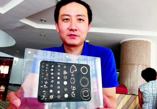 宛天巍展示精密零部件“印刷術(shù)”的成果