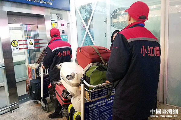 ���\�����������E