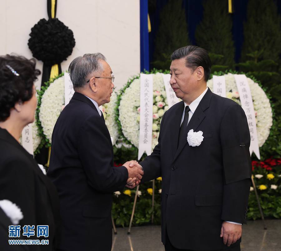 3��28�����f����(qu��n)ͬ־�z�w�ڱ����ˌ�ɽ������Ĺ������(x��)��ƽ�����½�������������ɽ�����ɽ�������������\����ǰ���ˌ�ɽ�̈́e���@����(x��)��ƽ�c�f����(qu��n)�H�����֣���ʾ����ο���� ���A��ӛ�� ���i �z