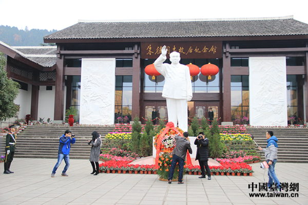 國家公祭日訪朱德故居 網(wǎng)媒記者追憶偉人的家國情懷 國家公祭日訪朱德故居 網(wǎng)媒記者追憶偉人的家國情懷