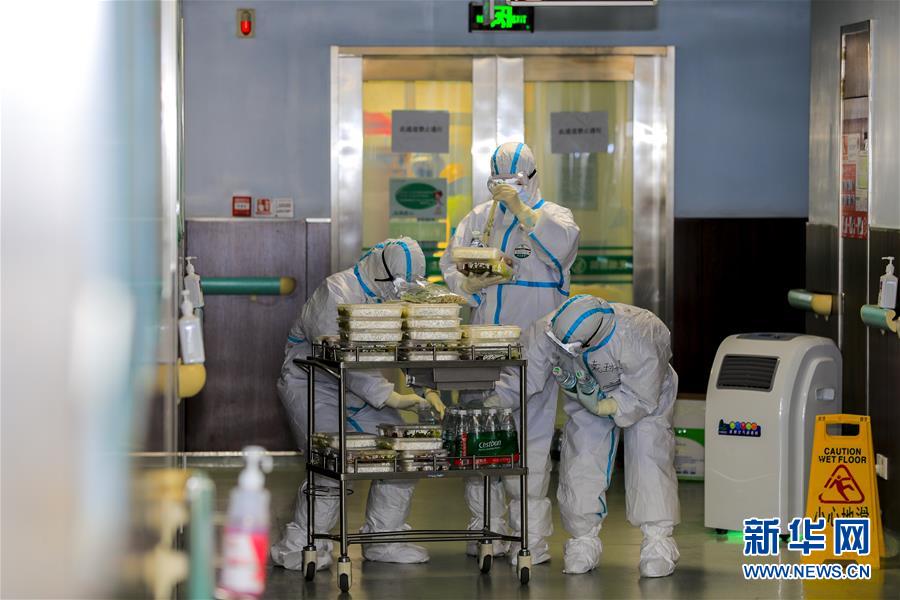 ������һ���t(y��)���ˆTӢ��Ⱥ�w���D�Ļ��ӣ���4��һ�О������񽡿������в���(zh��n)�^(q��)���t(y��)Ժ�h�Tͻ��꠿����¹ڷ�������ӛ��