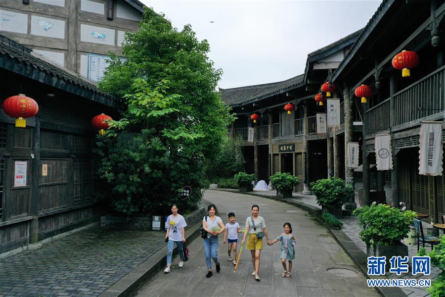 �����Aȫý�^�l���ɕ��؄e�^�졤�D�Ļ��ӣ���2���{�D���L����������ô��ƴ����������ȫ���ɕ�����ʮ���塱�D��