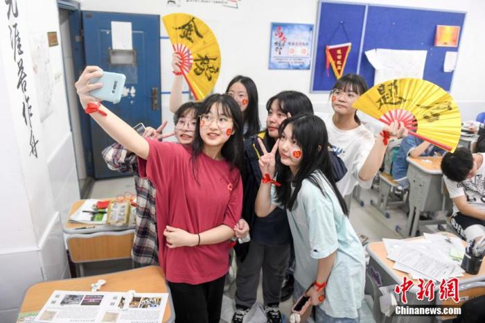 �Y�ψD��6��6����2021��߿�ǰϦ�������Lɳͬ�������W(xu��)У�����꼉���������ڽ��҃�(n��i)��Ӱ�� ���A�� �z