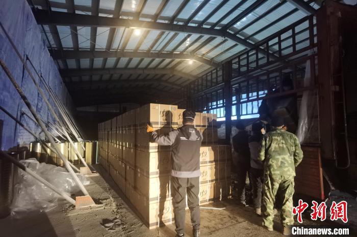 跟訪寒冬戰(zhàn)疫“夜航人”:愛在黑河黎明破曉前