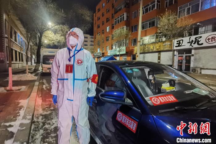 黑河市志愿者愛心車隊(duì)隊(duì)長侯健在等待接送防疫人員回家 王琳 攝