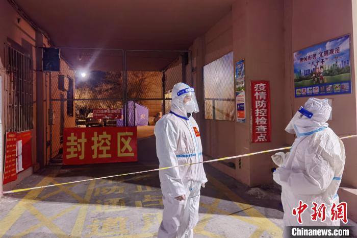 <a target='_blank' href='/' >中新網(wǎng)</a>記者在封控小區(qū)卡口采訪志愿者王立巖 史軼夫 攝