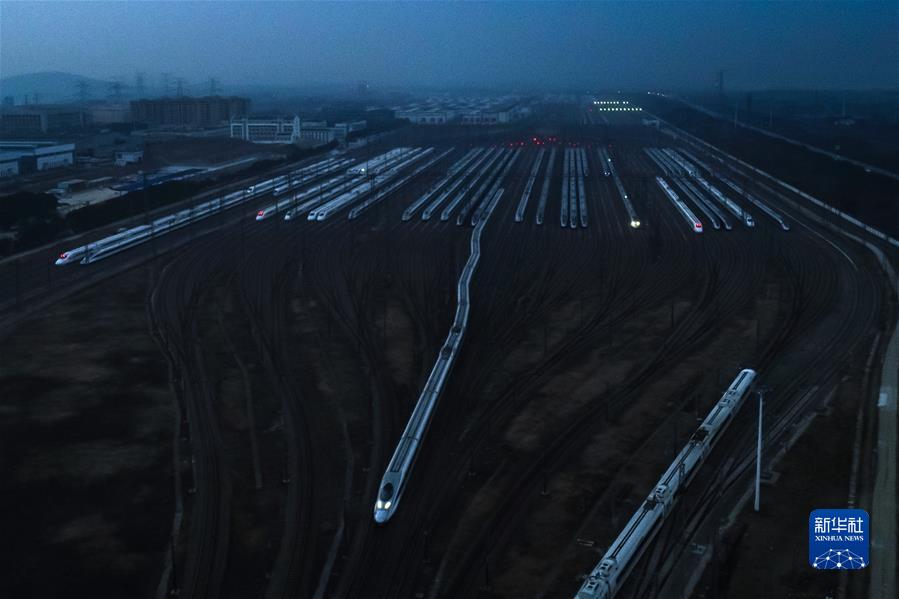 (����(x��)��ƽ�r���Ї���ɫ������x˼��ָ���¡����r����������ƪ�¡���(x��)��ƽ����ӛ�P(gu��n)���¡��D�Ļ���)(3)���촺�L(f��ng)�š��������ط���(j��ng)���l(f��)չ����ِ�����^��