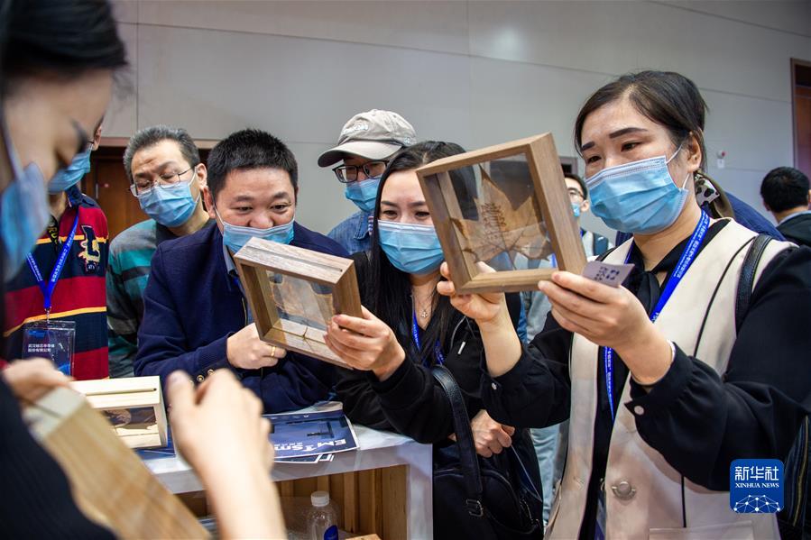 (����(x��)��ƽ�r���Ї���ɫ������x˼��ָ���¡����r����������ƪ�¡���(x��)��ƽ����ӛ�P(gu��n)���¡��D�Ļ���)(5)���촺�L(f��ng)�š��������ط���(j��ng)���l(f��)չ����ِ�����^��