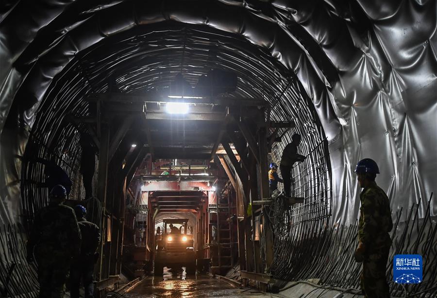 (����(x��)��ƽ�r���Ї���ɫ������x˼��ָ���¡����r����������ƪ�¡���(x��)��ƽ����ӛ�P(gu��n)���¡��D�Ļ���)(2)���촺�L(f��ng)�š��������ط���(j��ng)���l(f��)չ����ِ�����^��