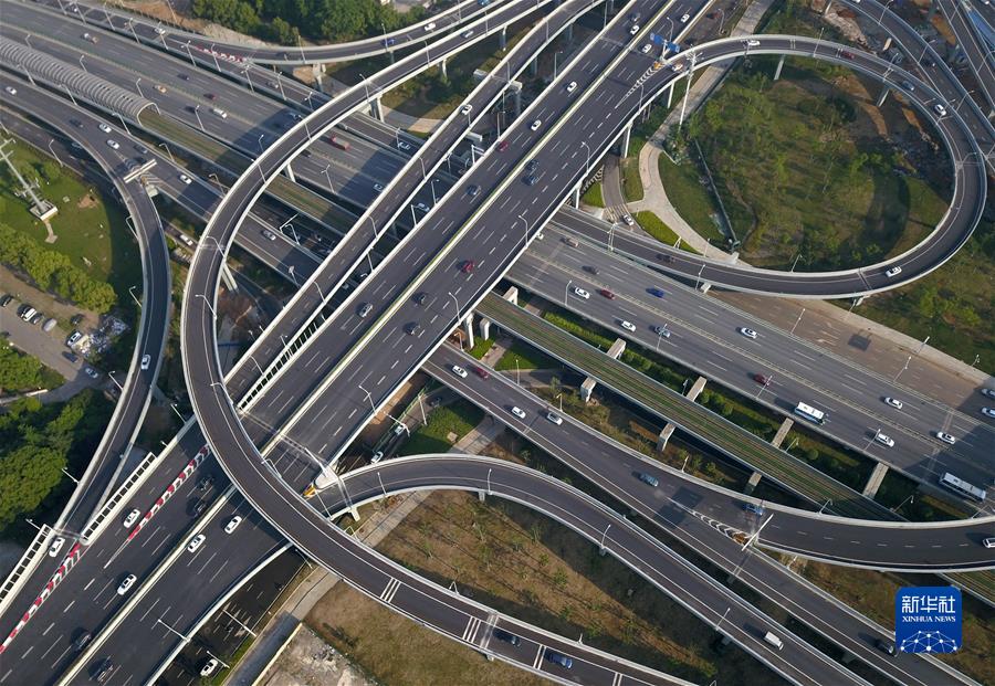 (����(x��)��ƽ�r���Ї���ɫ������x˼��ָ���¡����r����������ƪ�¡���(x��)��ƽ����ӛ�P(gu��n)���¡��D�Ļ���)(6)���촺�L(f��ng)�š��������ط���(j��ng)���l(f��)չ����ِ�����^��