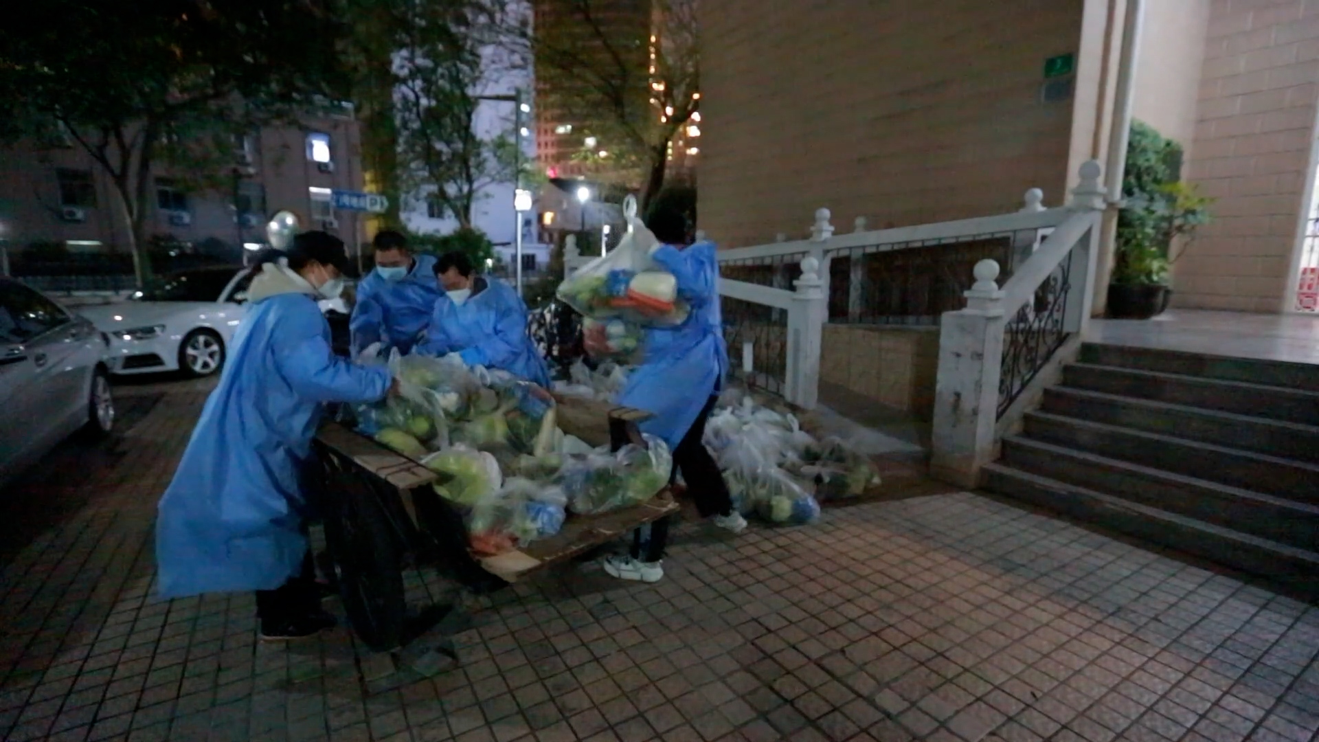 抗疫進(jìn)行時丨小區(qū)戰(zhàn)“疫”記:凌晨4點的蔬菜包是這樣送來的