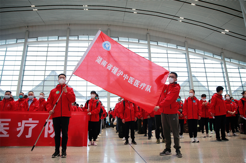 湖南省援滬中醫(yī)醫(yī)療隊。曹弋遠攝